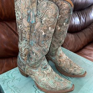 Woman’s barley worn Corral boots